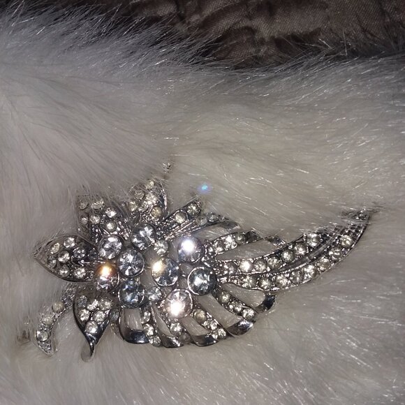 Vintage Inspired Faux Mink Collar with Brooch - Picture 4 of 4